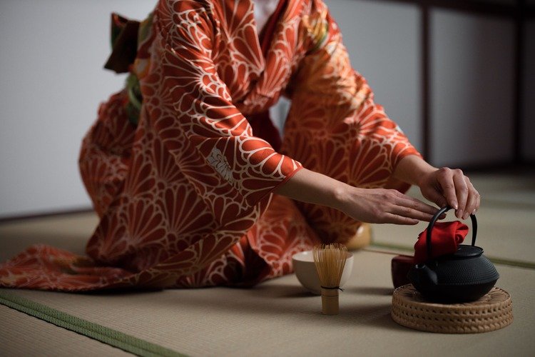 Traditional Japanese mugwort tea made with yomogi leaves